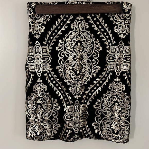 LE CHATEAU black and gold sequin mini skirt - Picture 2 of 4